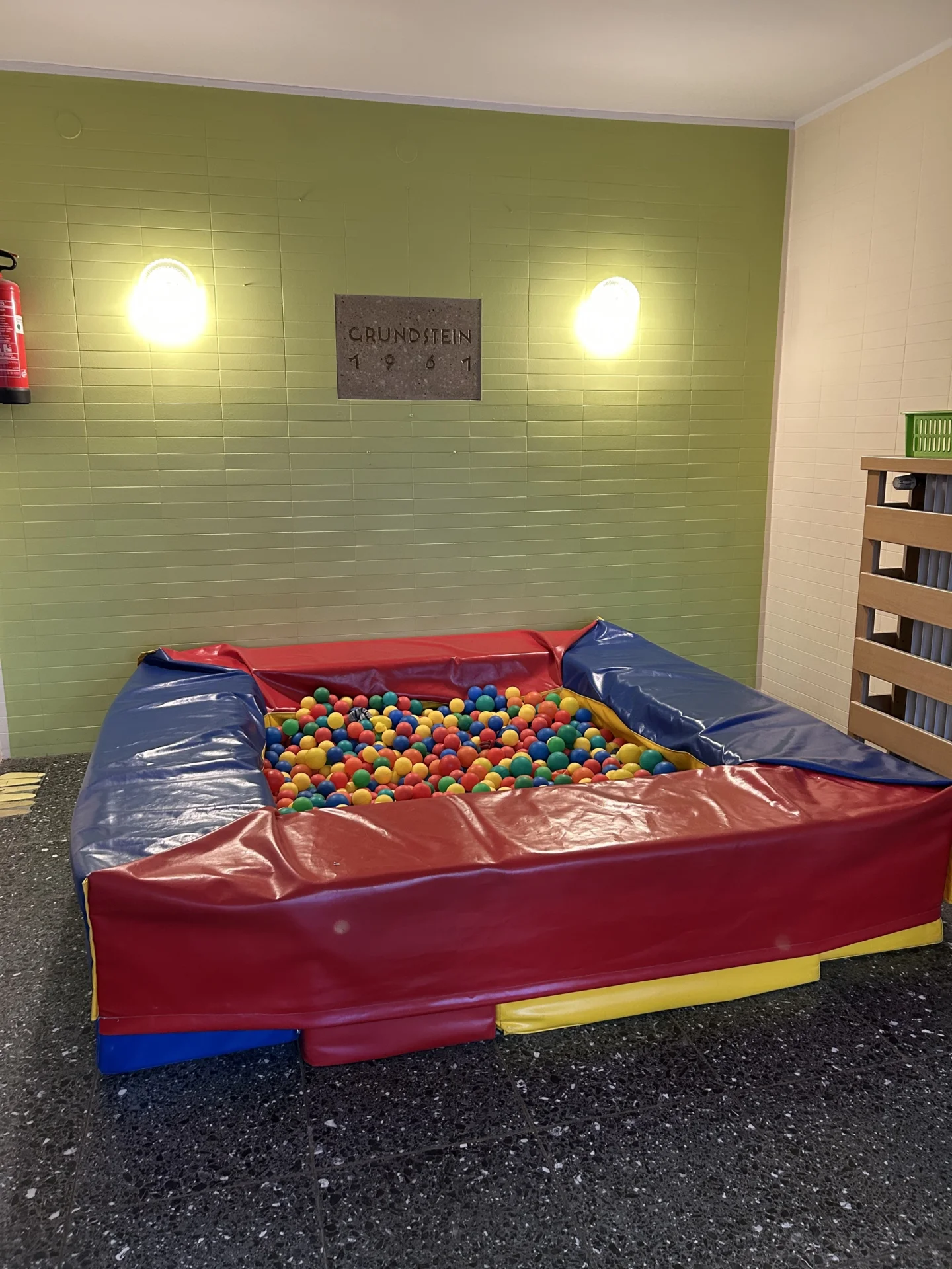 Kindertagesstätte von innen -Bällebad
