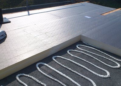 Vollwärmeschutz auf einem Flachdach mit bituminöser Abdichtung
