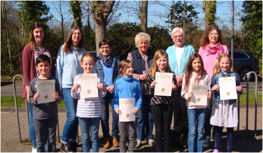 Lesewettbewerb 2023 An der Marienschule siegten:  Louisa Tepe (2. v.l., Klasse 3) und Feemke Janßen (1. v.r., Klasse 4)