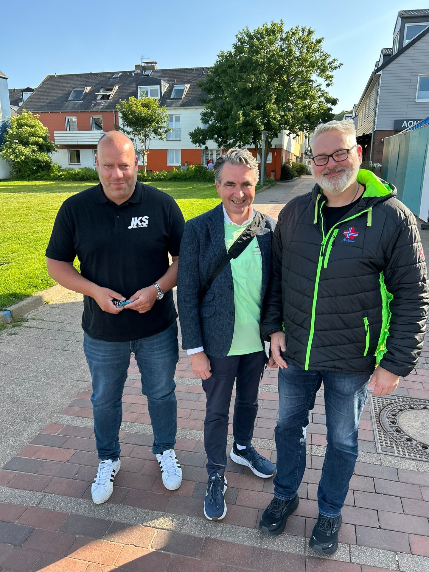 (Von links nach rechts:) Schulleiter, Marcus Tandecki; Abteilungsleiter "Schulaufsicht und Schulentwicklung" im Bildungsministerium SH, Alexander Kraftund Bürgermeister, Thorsten Pollmann