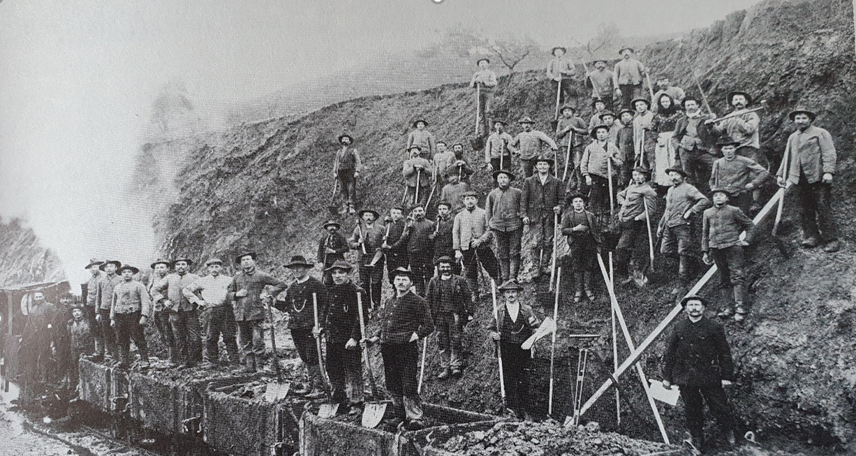 Foto vom Tunneldurchbruch bei Reddighausen; aus: 700 Jahre Reddighausen