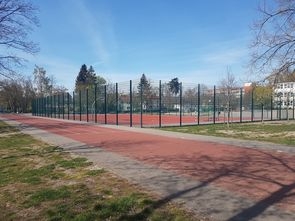 Bolzplatz und Laufbahn