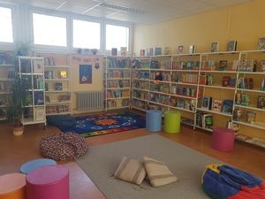 Bibliothek aus dem Raum