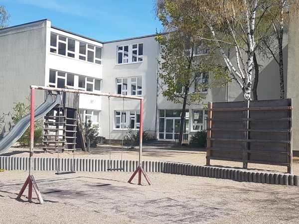 Schulhof der Klassen 1-2