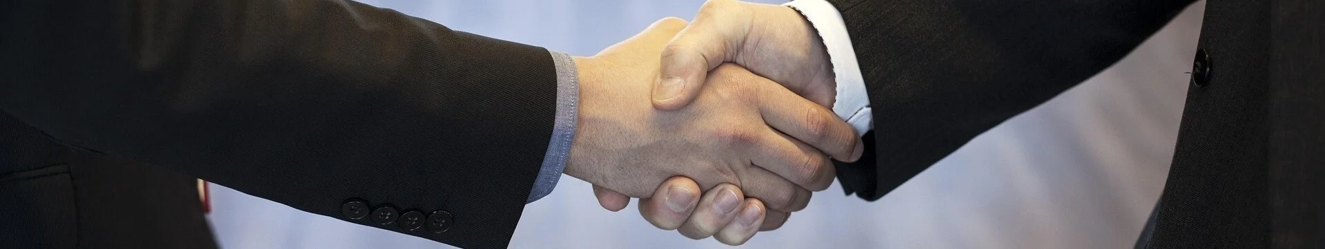 2 Hände die sich die Hand geben