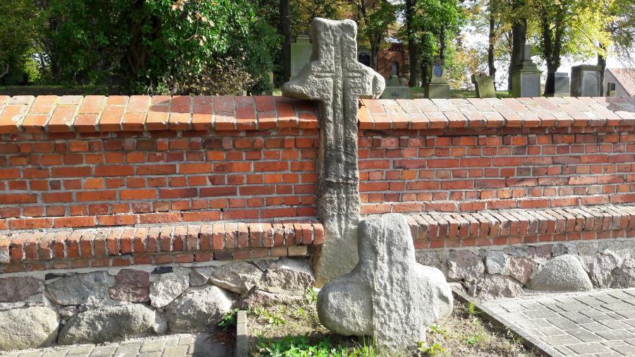 Wellmitz alter Friedhof und Sühnekreuze // Foto: Besucherinformation Neuzelle
