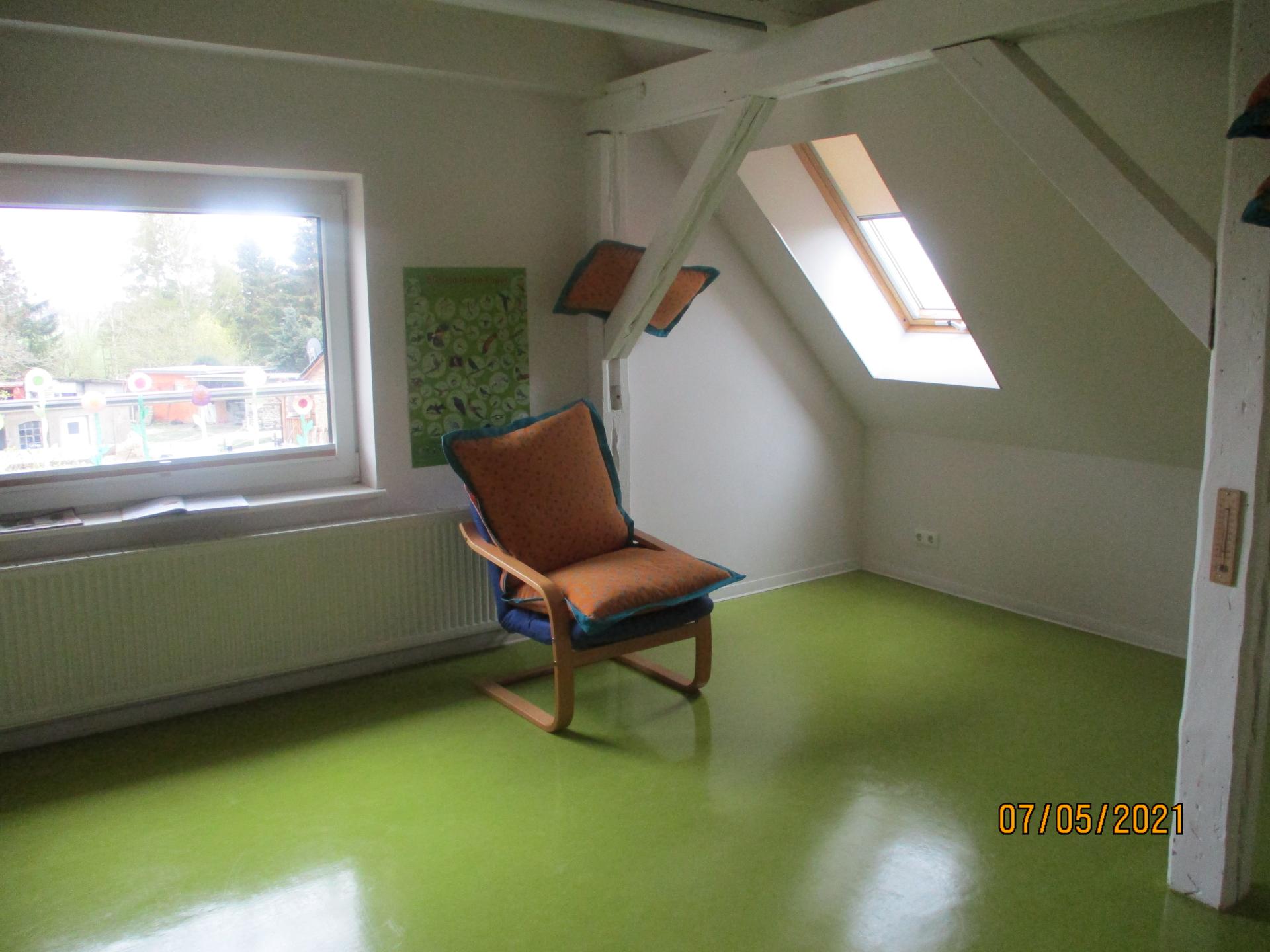 Stuhl im Dachgeschoss im Kidnergartenbereich