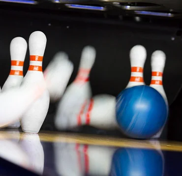 bowlingkugel-trifft-auf-kegel
