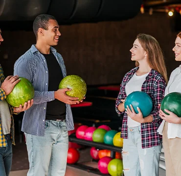 gruppe-spielt-bowling