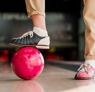 nahaufnahme-schuhe-auf-bowlingkugel