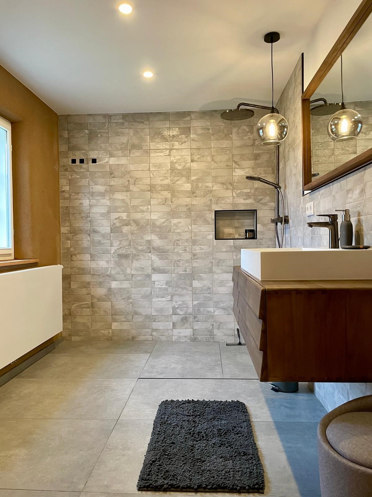 Badezimmer mit Dusche