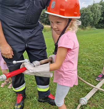 kind-mit-schlauch