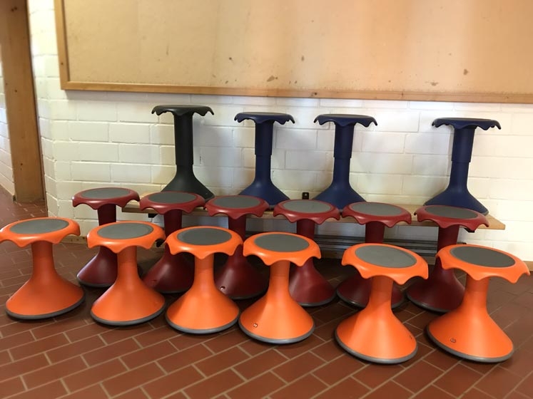 zahlreiche orange und blaue Hocker