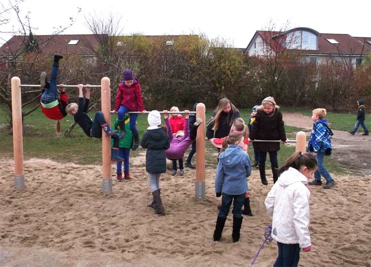 Kinder spielen am neuen Reck