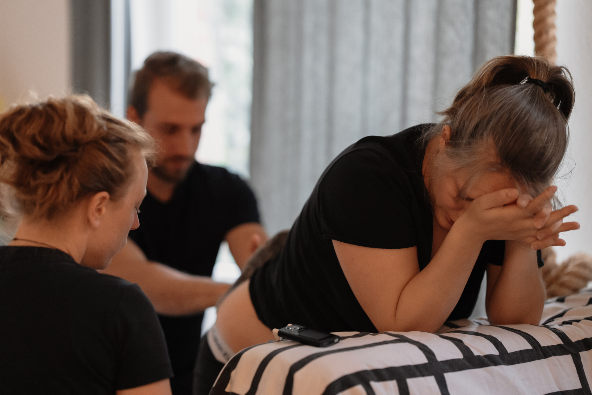 Hausgeburt, Schwangere kniet vor dem Sofa