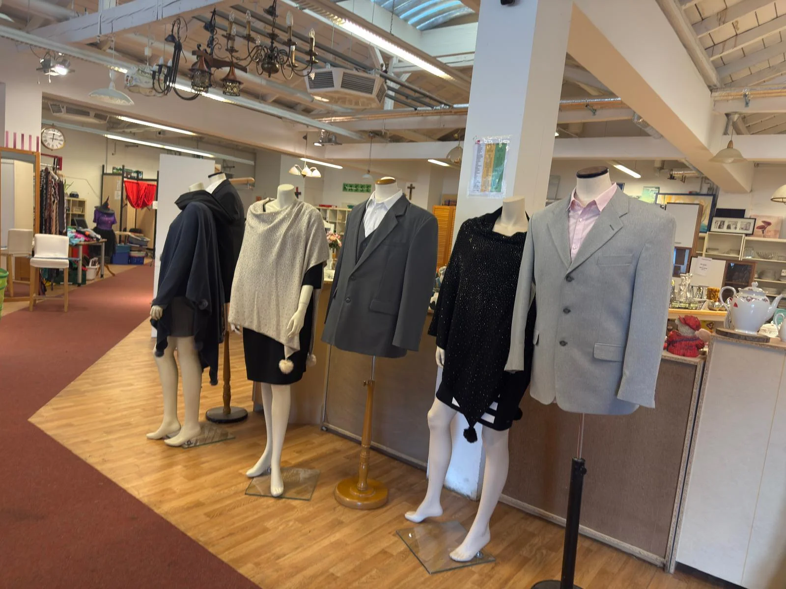 Kleidungsaufsteller im Sozialmarkt