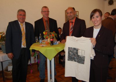 Die damals neue Pfarrerin mit den Ortsbürgermeistern aus Holzhausen, Bettendorf und O-tiefenbach