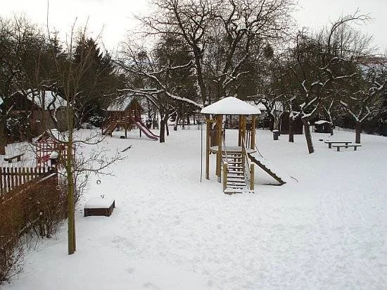 Ein mit Schnee bedecktes Kinderspielgerät (draußen).