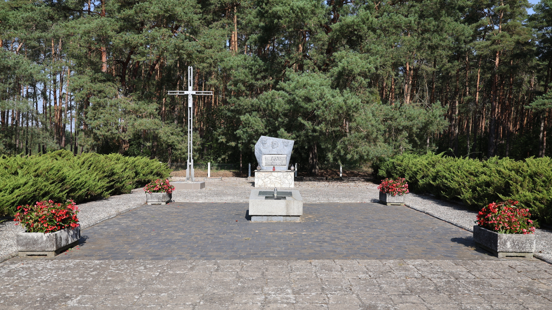 Das Denkmal auf dem Friedhof zum Stalag IIIc