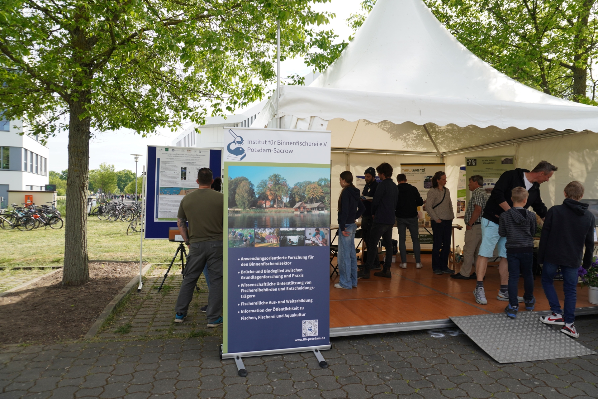 Viel Interesse bei Jung und Alt an den Exponaten des IFB-Standes