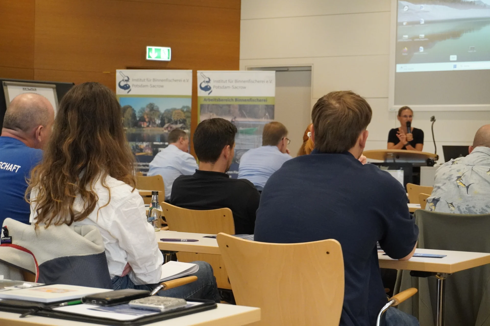 Publikum beim Vortrag von Daniela Achleitner