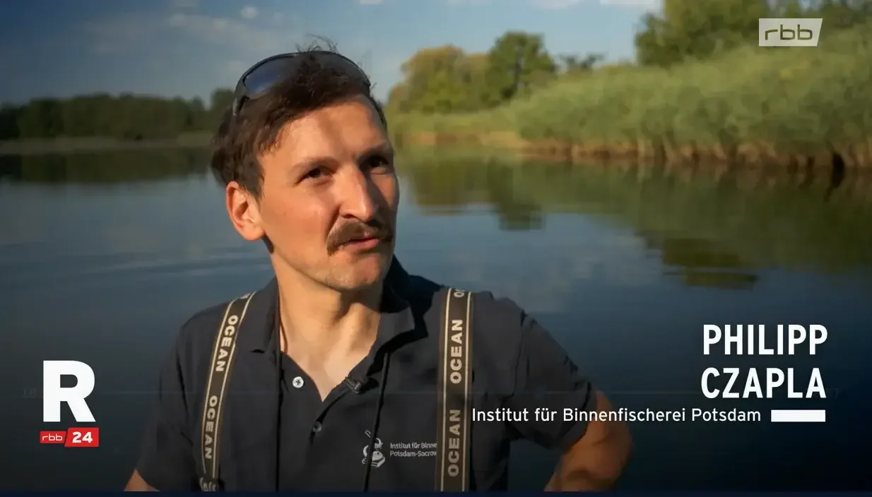 Screenshot aus der rbb-Reportage "Trockenes Land" mit IfB-Forscher Philipp Czapla (© rbb)