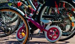 Mehrere Fahrräder in verschiedenen Größen und Farben.