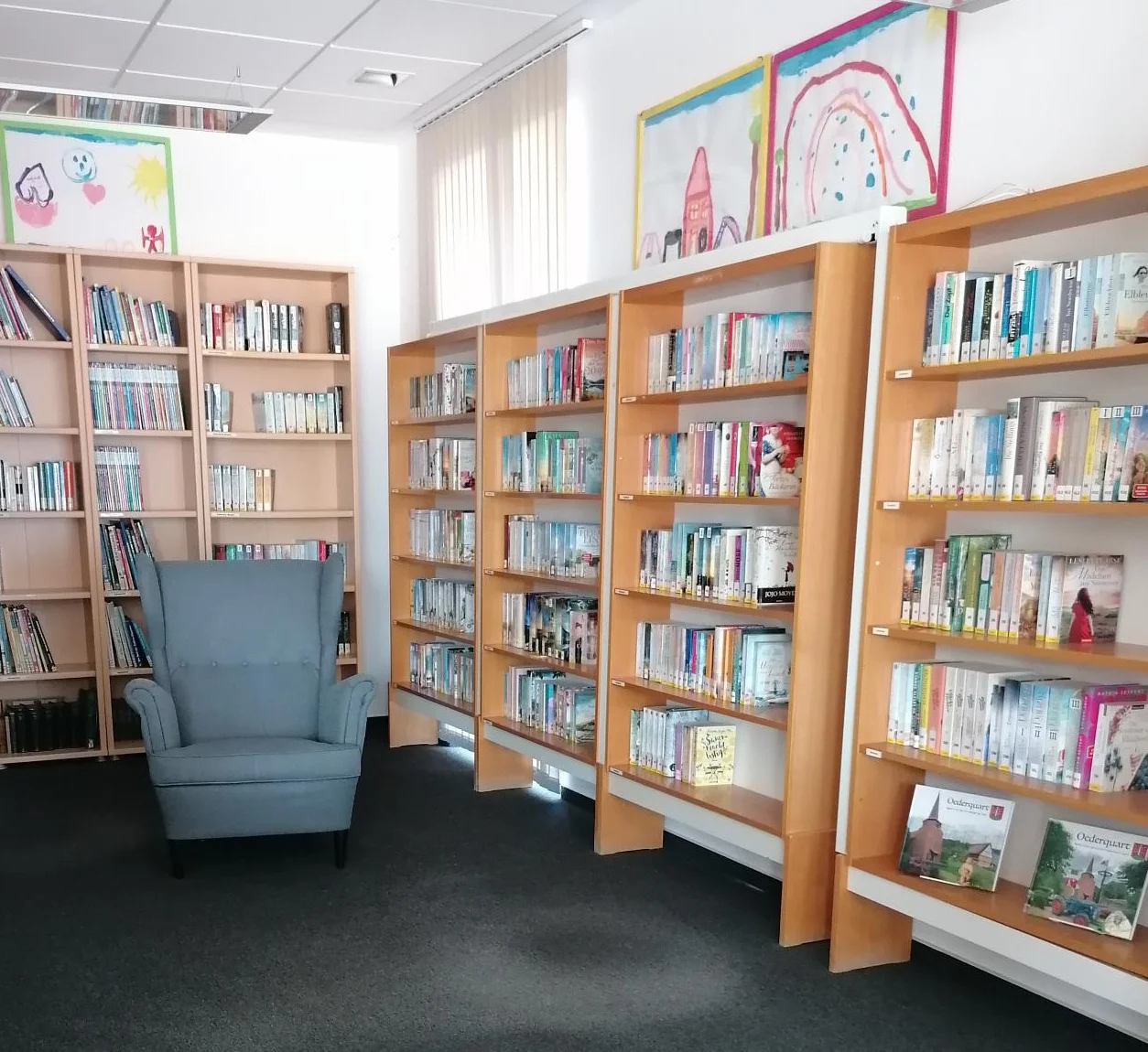Bücherei Oederquart Regale mit Büchern