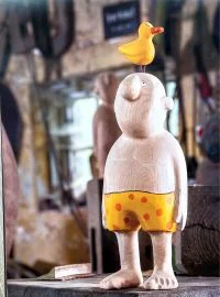 Holzfigur: Mann mit Badehose und Ente auf dem kopf