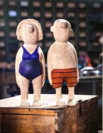Holzfiguren mit Badeanzug und Badehose