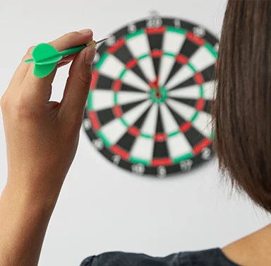 ziel-dartscheibe-trifft-die-mitte-auf-hellem-hintergrund-mit-einem-draht-der-hand
