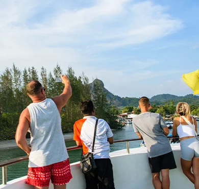 touris-auf-boot-machen-fotos