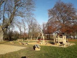 Bänke auf dem Anger-Spielplatz