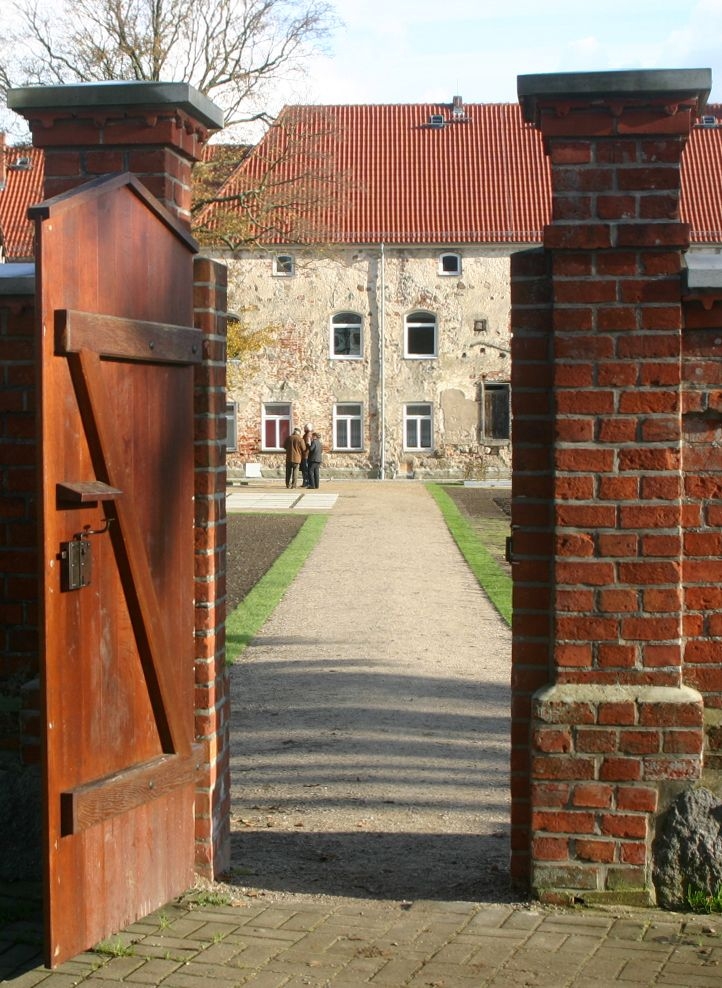 -2-klostergarten-eingang-2009
