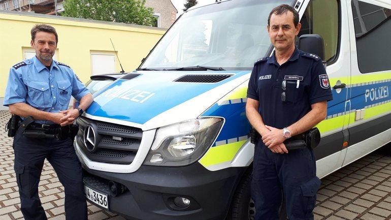 Revierpolizist Torsten Sehmisch, rechts im Bild (Foto: LR)
