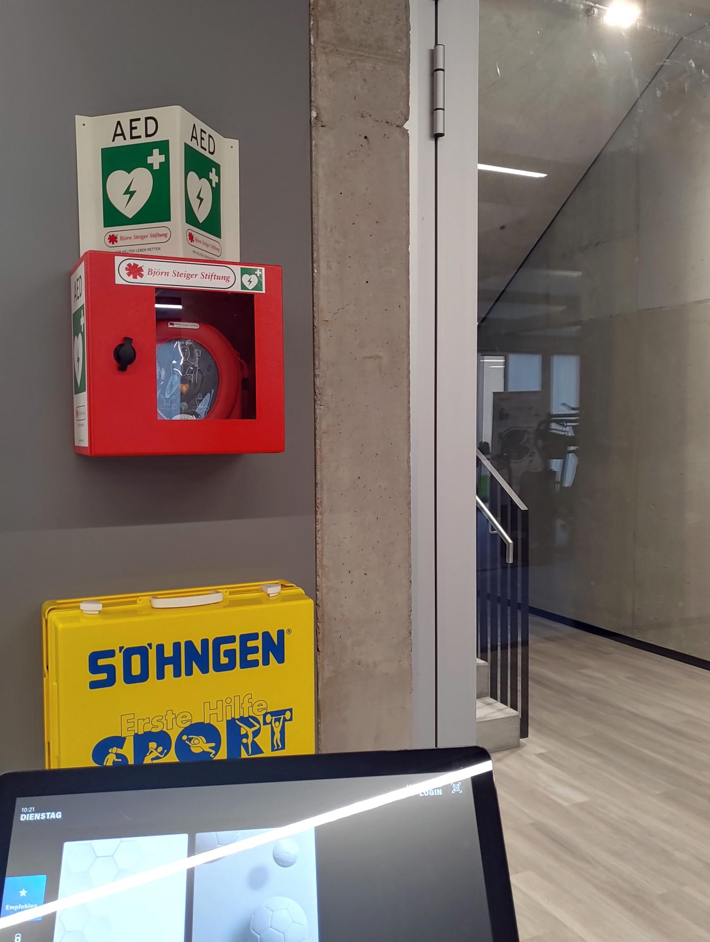 Defibrillator im Eingangsbereich