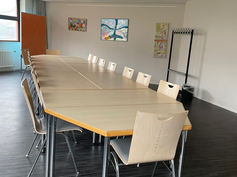 Gruppenraum_1 mit großem Tisch