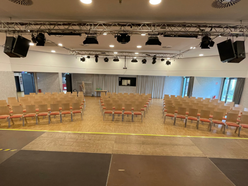 Saal-von der Buehne aus