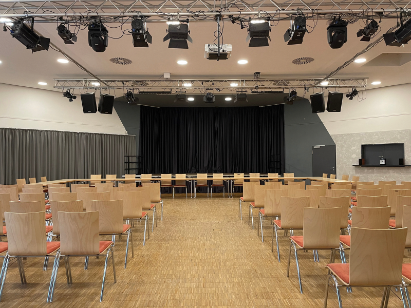 Saal-zentrale Sicht aus dem Publikumsbereich auf die Bühne