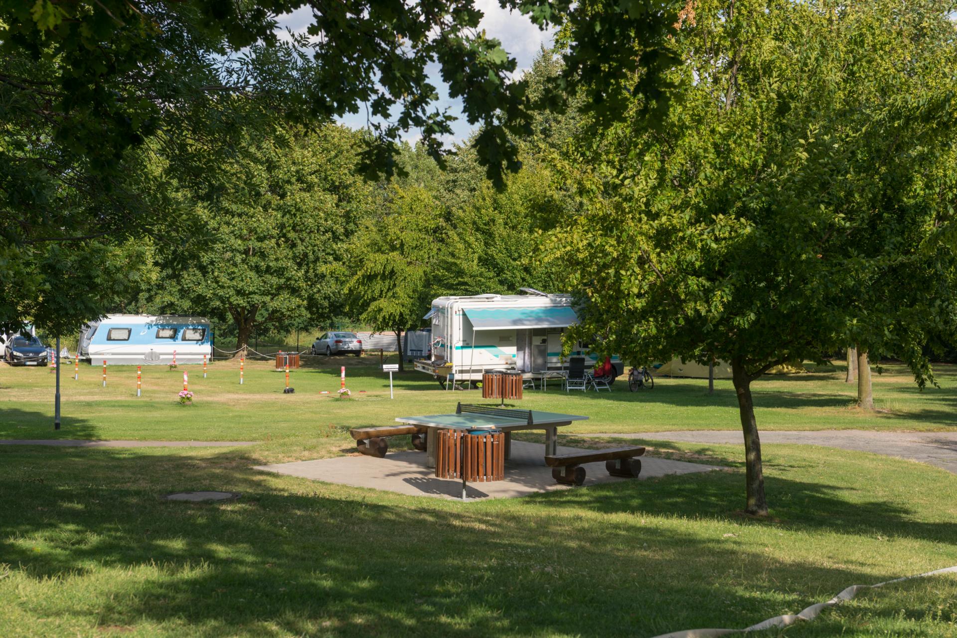 Campingplatz Tischtennisplatte