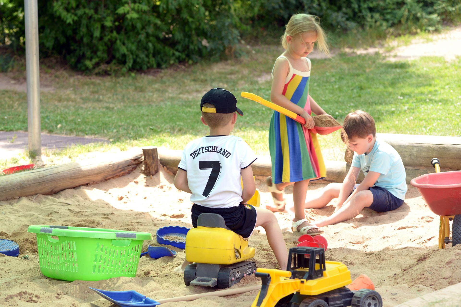 Sandkasten spielen Kinder