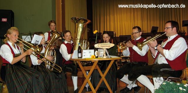 Kleine Gruppe beim Polkafrühstück
