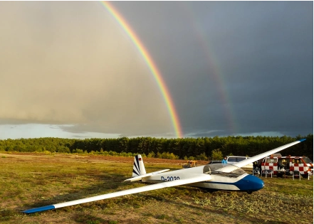 Flugzeug vor einen Regenbogen