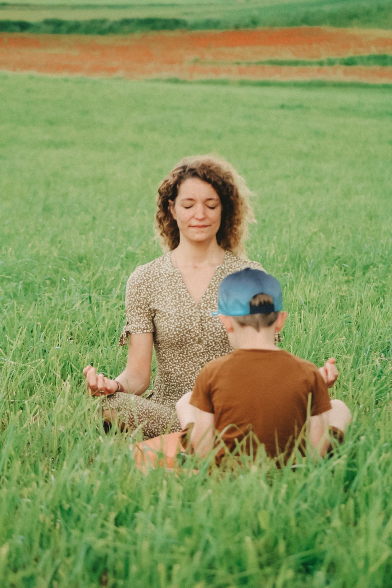 Mama und Sohn meditieren
