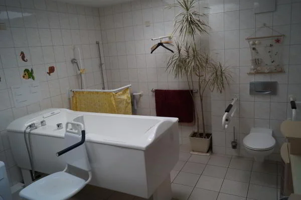 Bad mit Pflegewanne