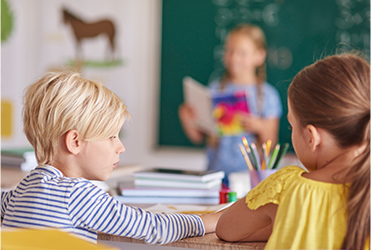 ruckansicht-der-besten-freunde-im-klassenzimmer