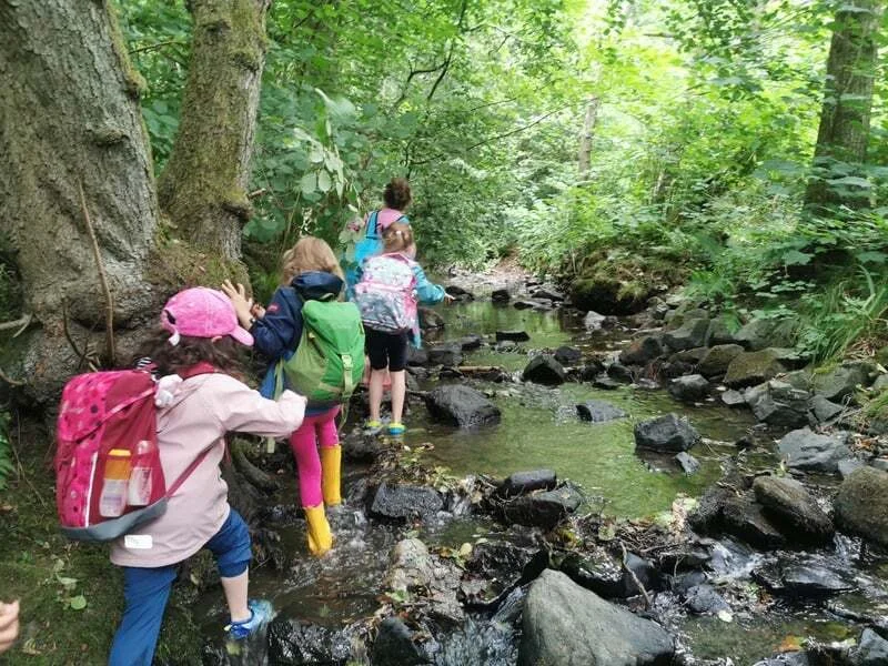 Kinder beim spazieren