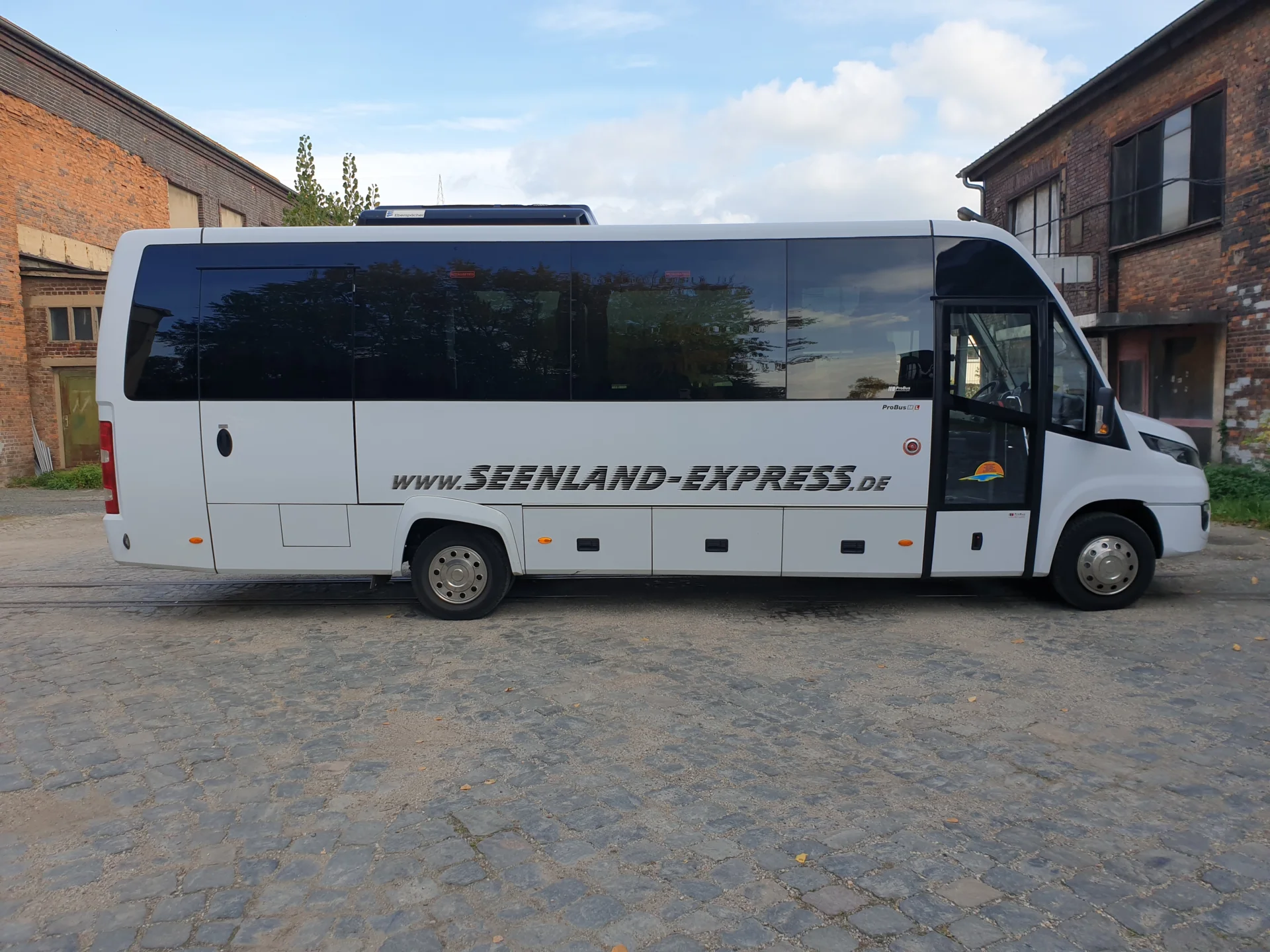 Reisebus Seitenansicht von Rechts