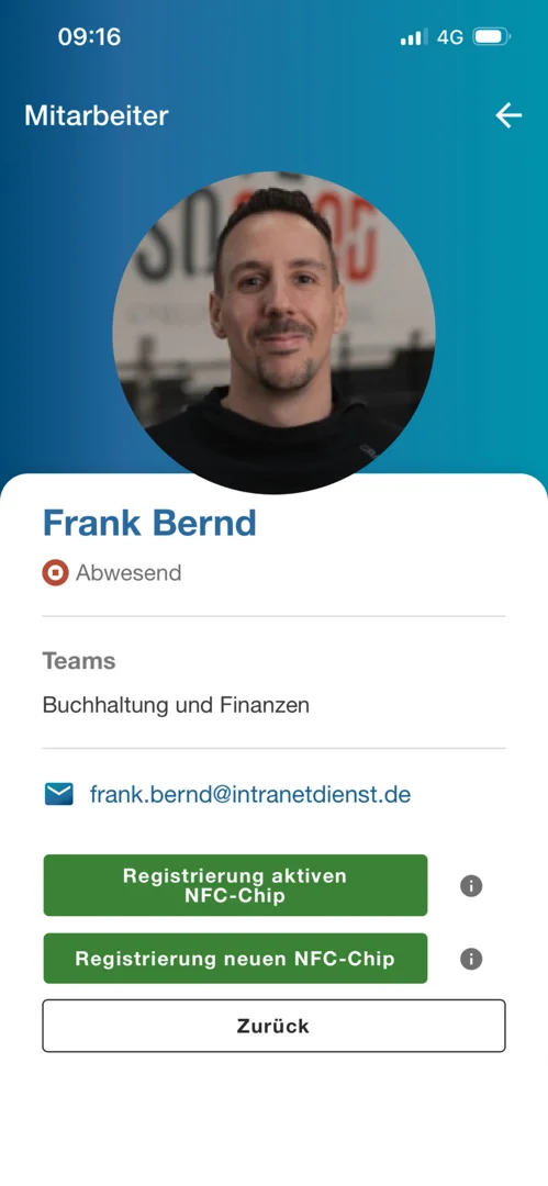 Zusehen ist ein ausgewählter Mitarbeiter mit den verschiedenen Optionen zur Registrierung des NFC-Chips.
