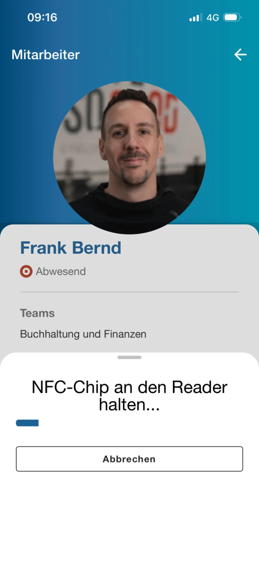 Zusehen ist die Registrierung des NFC-Chips, dargestellt über einen Ladebildschirm.
